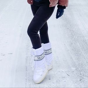 White moon boots